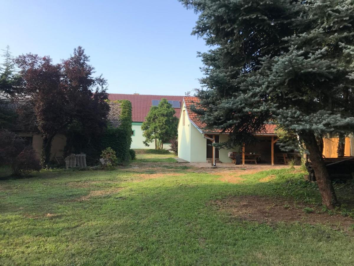 Pb Urban Garden Stay With Secured Parking Sremska Mitrovica Bagian luar foto