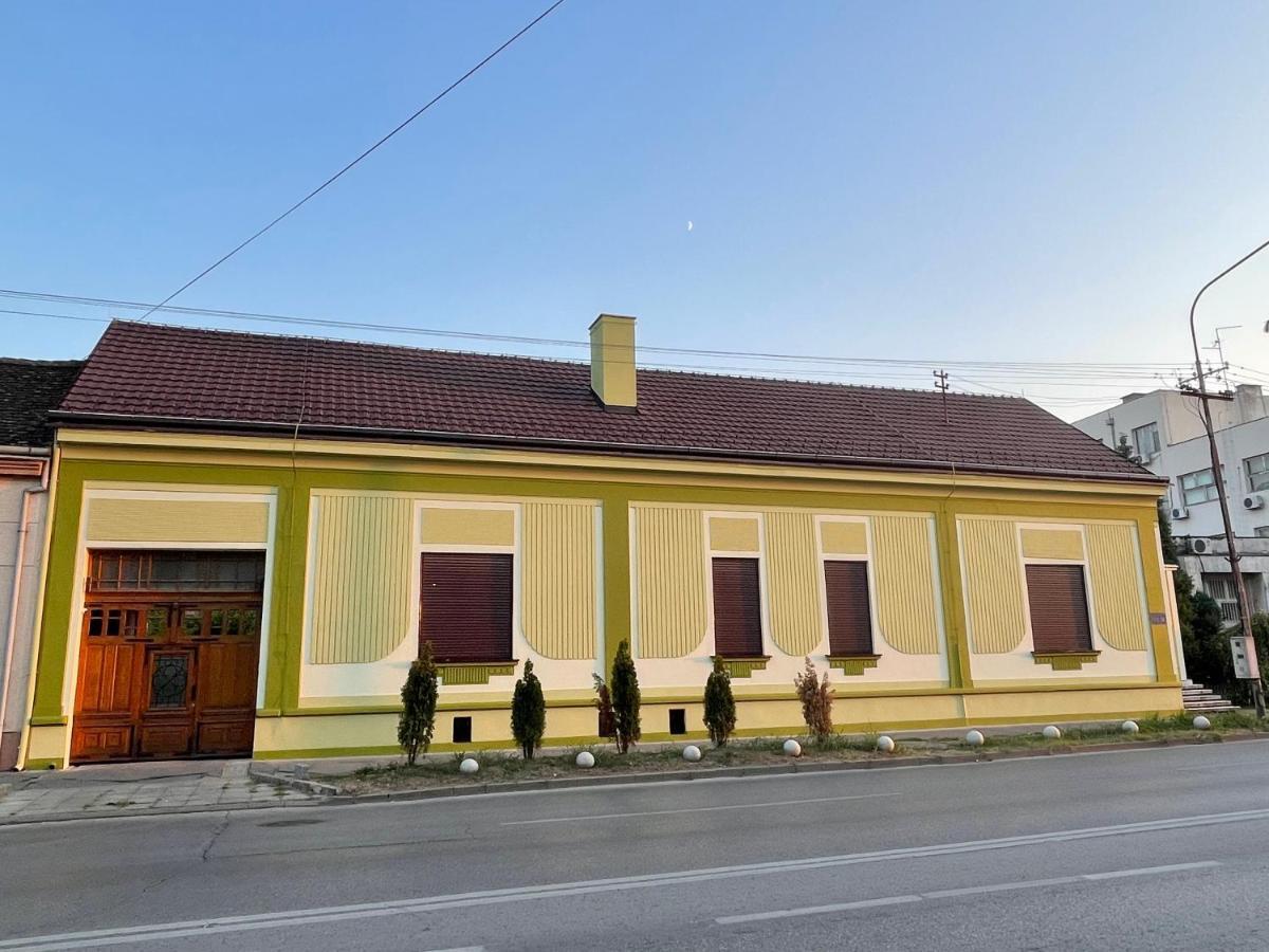 Pb Urban Garden Stay With Secured Parking Sremska Mitrovica Bagian luar foto