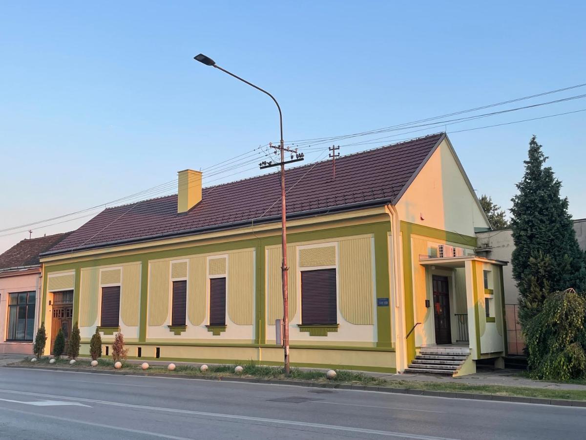 Pb Urban Garden Stay With Secured Parking Sremska Mitrovica Bagian luar foto