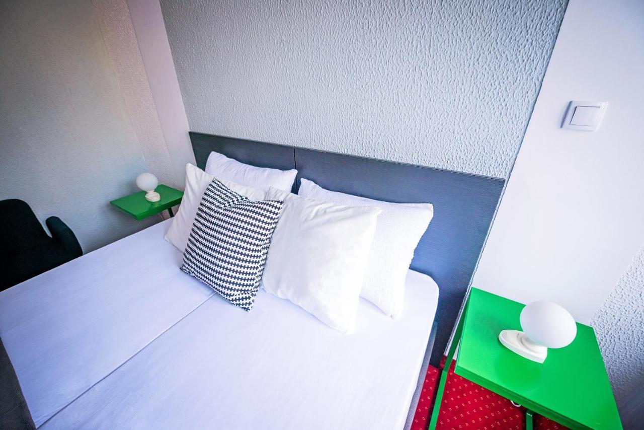 Pb Urban Garden Stay With Secured Parking Sremska Mitrovica Bagian luar foto