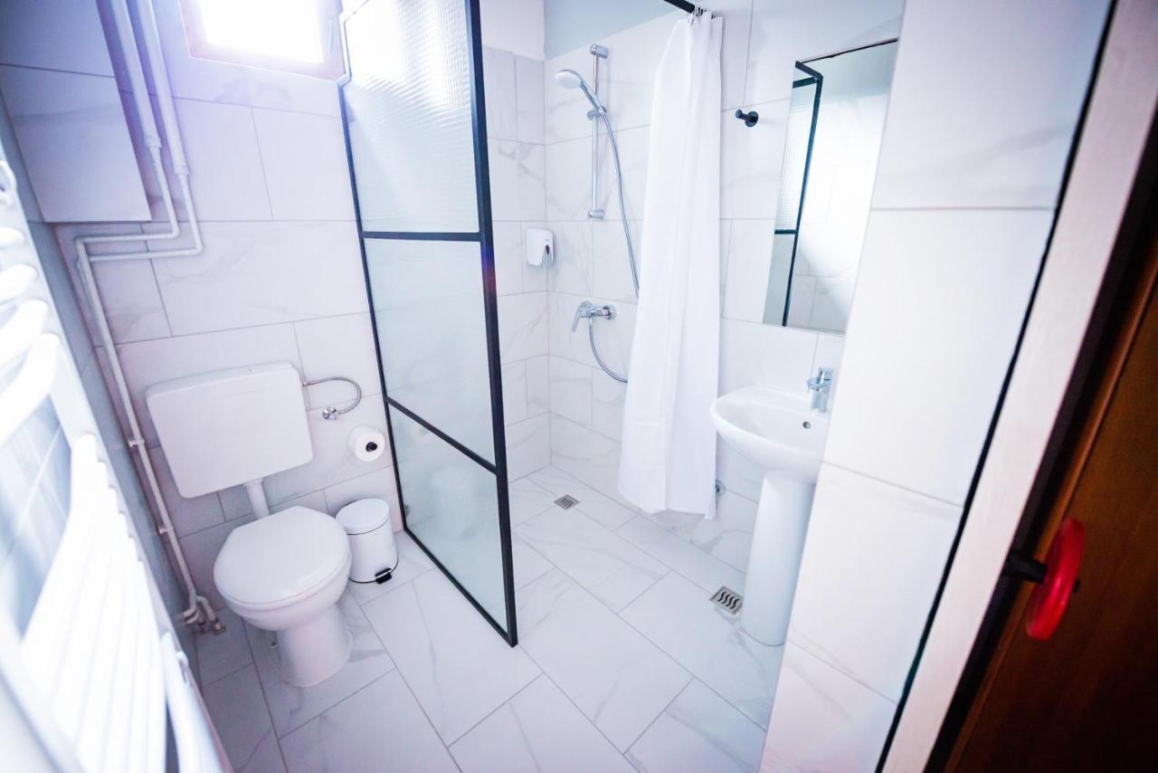 Pb Urban Garden Stay With Secured Parking Sremska Mitrovica Bagian luar foto