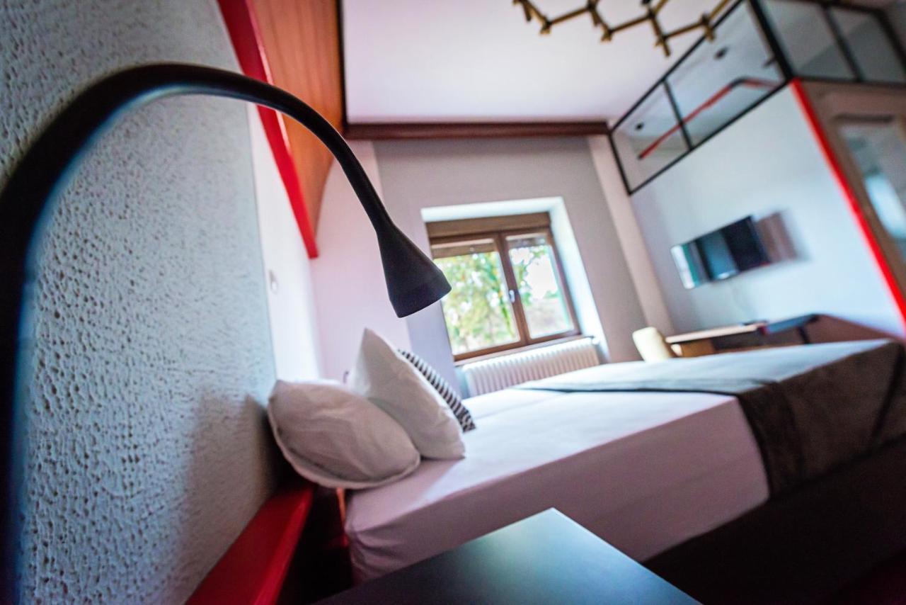 Pb Urban Garden Stay With Secured Parking Sremska Mitrovica Bagian luar foto