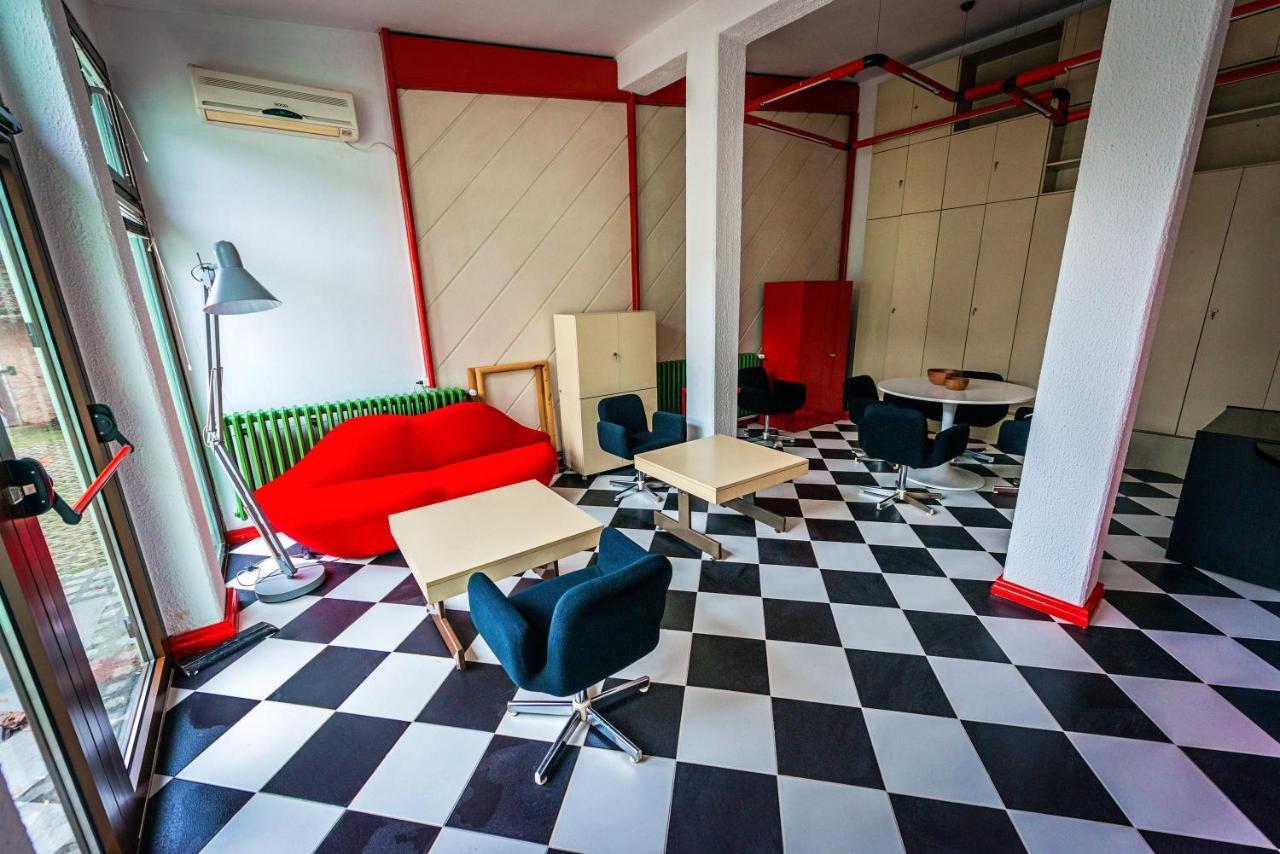 Pb Urban Garden Stay With Secured Parking Sremska Mitrovica Bagian luar foto