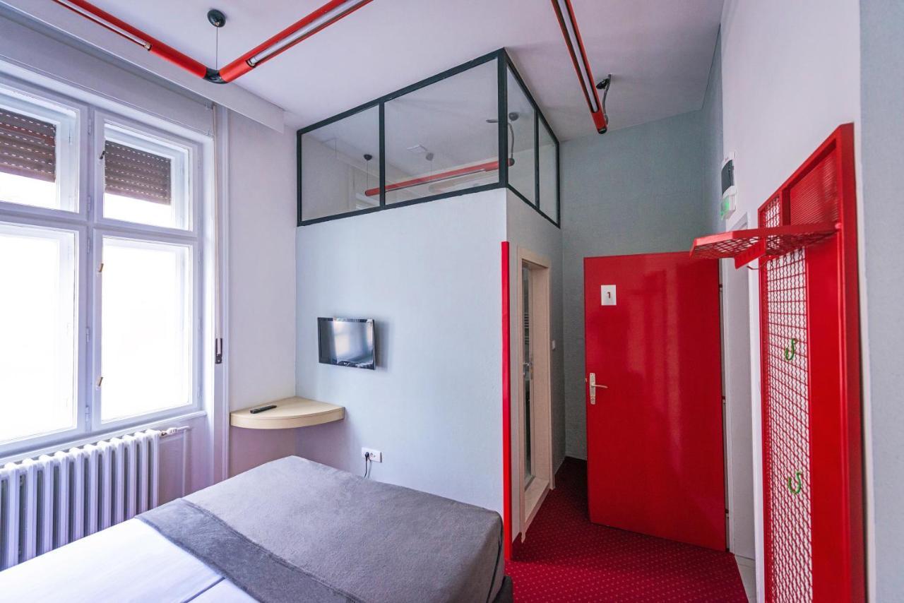 Pb Urban Garden Stay With Secured Parking Sremska Mitrovica Bagian luar foto