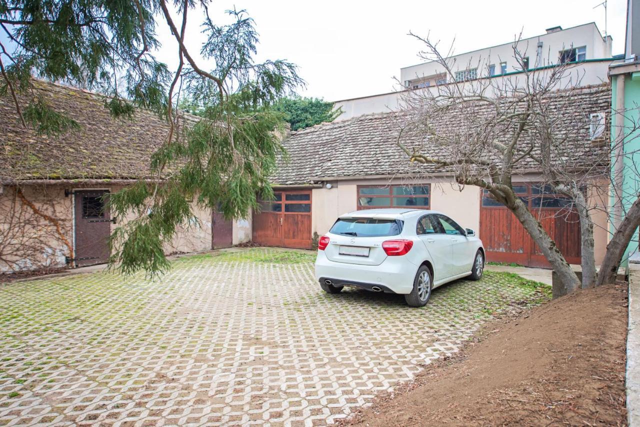 Pb Urban Garden Stay With Secured Parking Sremska Mitrovica Bagian luar foto